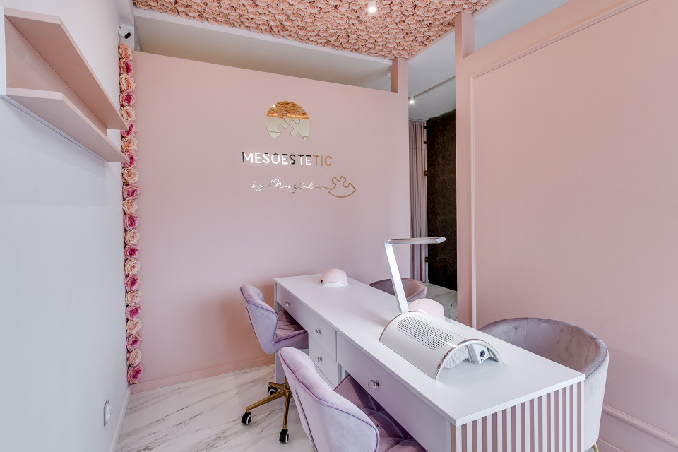 Salon piękności Mesoestetic. Proj. Dorota Pilor-Jakulewicz, Foorma Pracownia Architektury Wnętrz. Fot. Radosław Sobik Bardzo kobiecy punkt na mapie Polski. Zaglądamy do wnętrz salonu piękności w Tychach