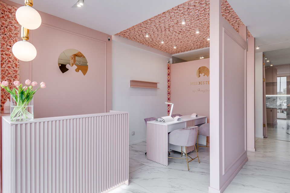 Salon piękności Mesoestetic. Proj. Dorota Pilor-Jakulewicz, Foorma Pracownia Architektury Wnętrz. Fot. Radosław Sobik Bardzo kobiecy punkt na mapie Polski. Zaglądamy do wnętrz salonu piękności w Tychach
