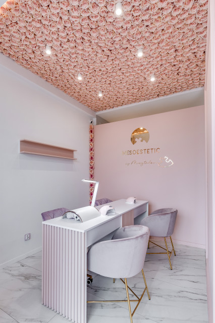 Salon piękności Mesoestetic. Proj. Dorota Pilor-Jakulewicz, Foorma Pracownia Architektury Wnętrz. Fot. Radosław Sobik Bardzo kobiecy punkt na mapie Polski. Zaglądamy do wnętrz salonu piękności w Tychach