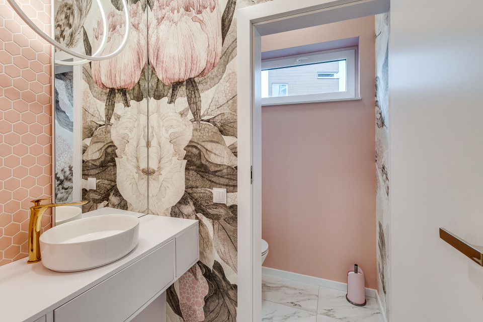 Salon piękności Mesoestetic. Proj. Dorota Pilor-Jakulewicz, Foorma Pracownia Architektury Wnętrz. Fot. Radosław Sobik Bardzo kobiecy punkt na mapie Polski. Zaglądamy do wnętrz salonu piękności w Tychach