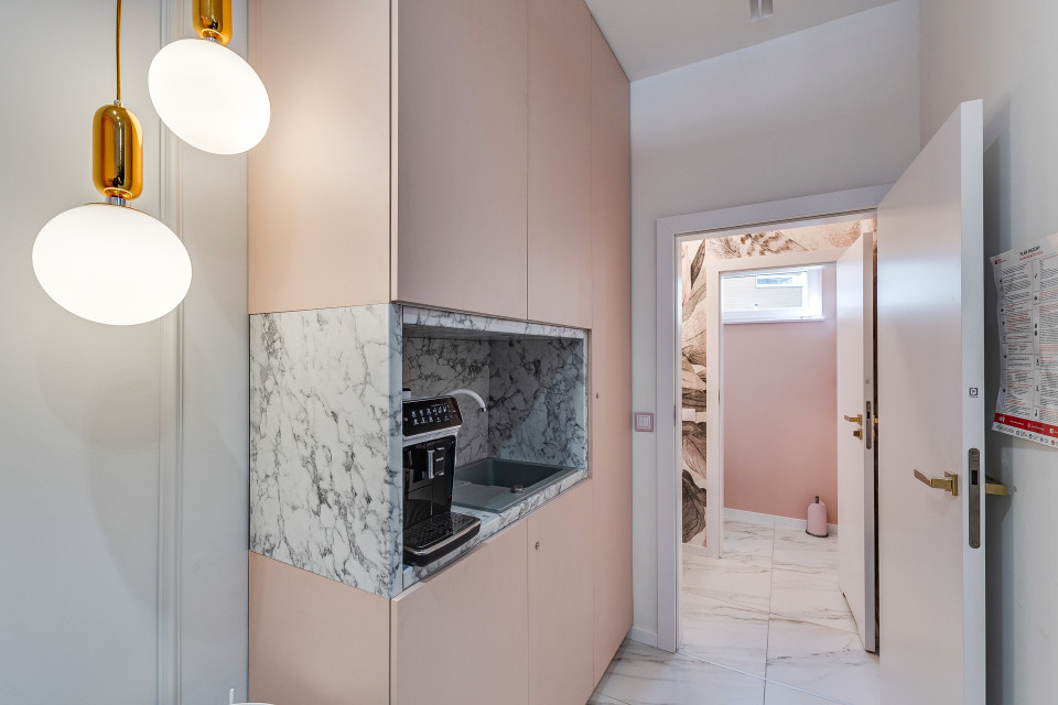 Salon piękności Mesoestetic. Proj. Dorota Pilor-Jakulewicz, Foorma Pracownia Architektury Wnętrz. Fot. Radosław Sobik Bardzo kobiecy punkt na mapie Polski. Zaglądamy do wnętrz salonu piękności w Tychach