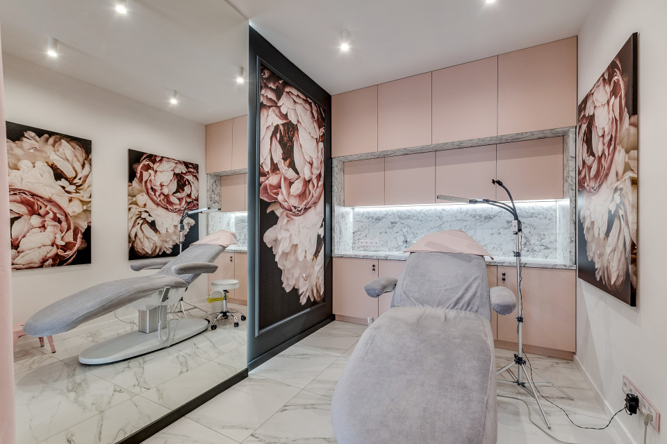 Salon piękności Mesoestetic. Proj. Dorota Pilor-Jakulewicz, Foorma Pracownia Architektury Wnętrz. Fot. Radosław Sobik Bardzo kobiecy punkt na mapie Polski. Zaglądamy do wnętrz salonu piękności w Tychach