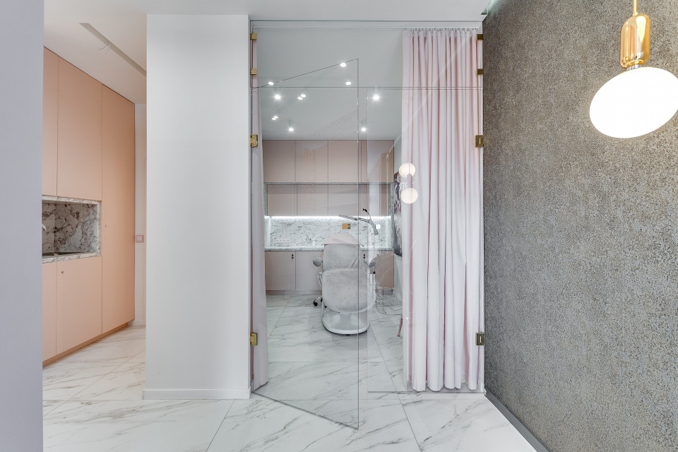 Salon piękności Mesoestetic. Proj. Dorota Pilor-Jakulewicz, Foorma Pracownia Architektury Wnętrz. Fot. Radosław Sobik Bardzo kobiecy punkt na mapie Polski. Zaglądamy do wnętrz salonu piękności w Tychach