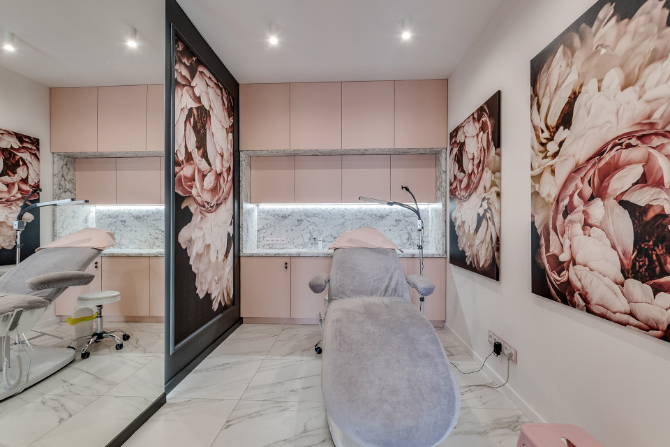 Salon piękności Mesoestetic. Proj. Dorota Pilor-Jakulewicz, Foorma Pracownia Architektury Wnętrz. Fot. Radosław Sobik Bardzo kobiecy punkt na mapie Polski. Zaglądamy do wnętrz salonu piękności w Tychach