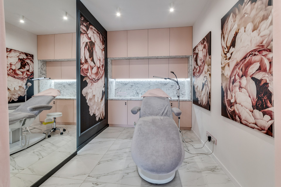 Salon piękności Mesoestetic. Proj. Dorota Pilor-Jakulewicz, Foorma Pracownia Architektury Wnętrz. Fot. Radosław Sobik Bardzo kobiecy punkt na mapie Polski. Zaglądamy do wnętrz salonu piękności w Tychach