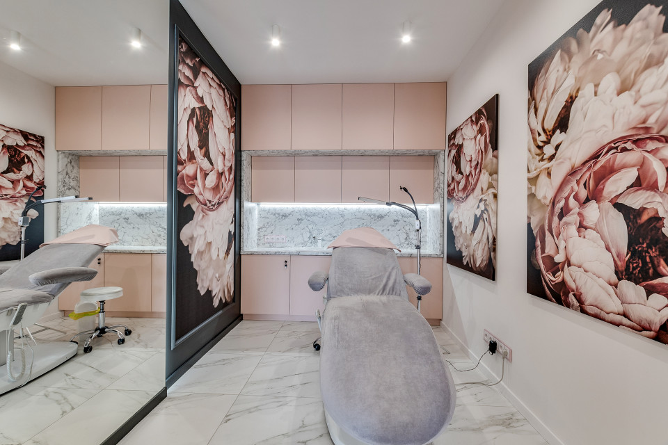 Salon piękności Mesoestetic. Proj. Dorota Pilor-Jakulewicz, Foorma Pracownia Architektury Wnętrz. Fot. Radosław Sobik Bardzo kobiecy punkt na mapie Polski. Zaglądamy do wnętrz salonu piękności w Tychach