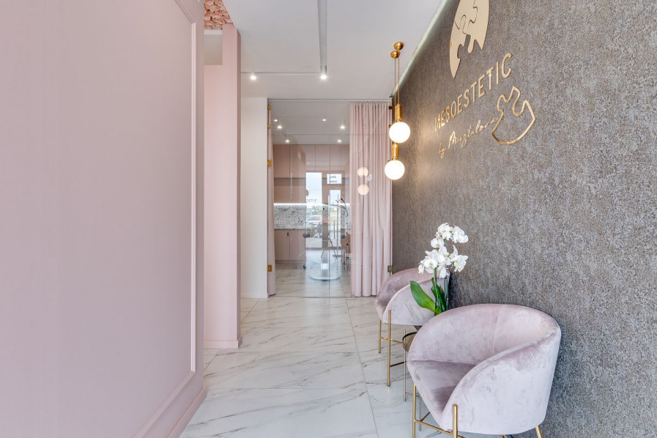 Salon piękności Mesoestetic. Proj. Dorota Pilor-Jakulewicz, Foorma Pracownia Architektury Wnętrz. Fot. Radosław Sobik Bardzo kobiecy punkt na mapie Polski. Zaglądamy do wnętrz salonu piękności w Tychach