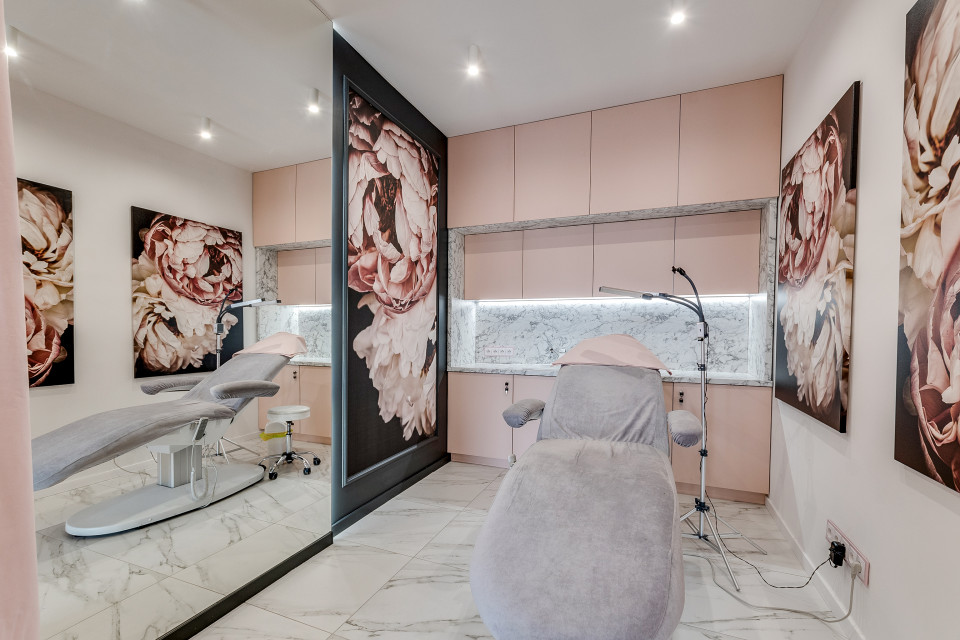 Salon piękności Mesoestetic. Proj. Dorota Pilor-Jakulewicz, Foorma Pracownia Architektury Wnętrz. Fot. Radosław Sobik Bardzo kobiecy punkt na mapie Polski. Zaglądamy do wnętrz salonu piękności w Tychach