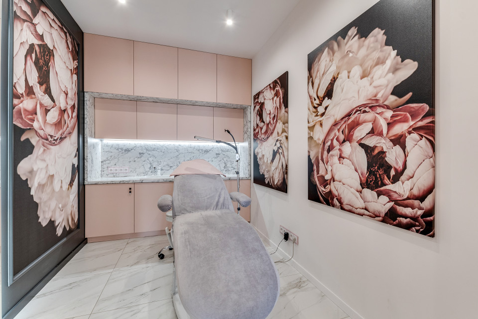 Salon piękności Mesoestetic. Proj. Dorota Pilor-Jakulewicz, Foorma Pracownia Architektury Wnętrz. Fot. Radosław Sobik Bardzo kobiecy punkt na mapie Polski. Zaglądamy do wnętrz salonu piękności w Tychach