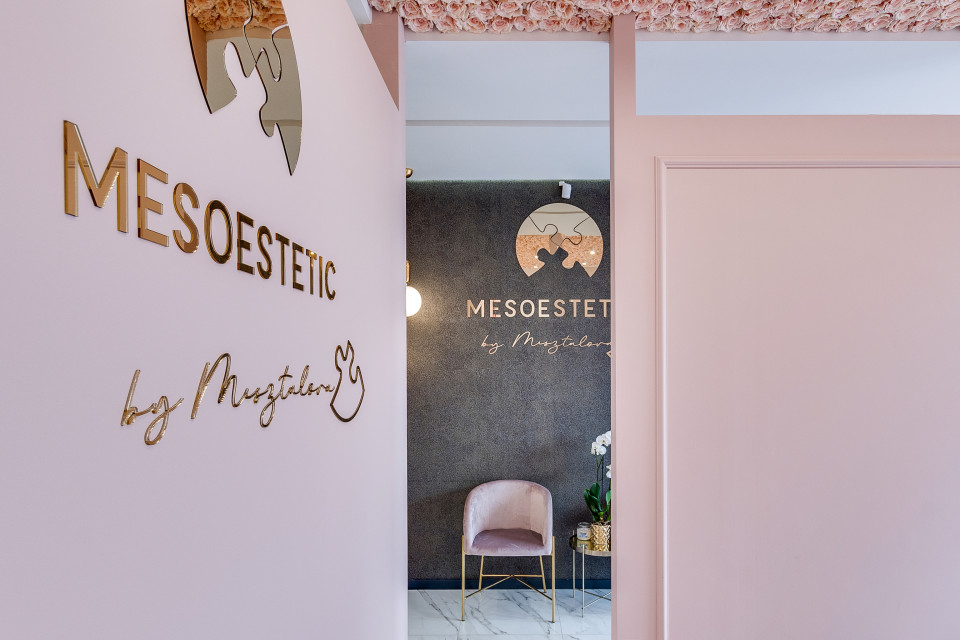 Salon piękności Mesoestetic. Proj. Dorota Pilor-Jakulewicz, Foorma Pracownia Architektury Wnętrz. Fot. Radosław Sobik Bardzo kobiecy punkt na mapie Polski. Zaglądamy do wnętrz salonu piękności w Tychach