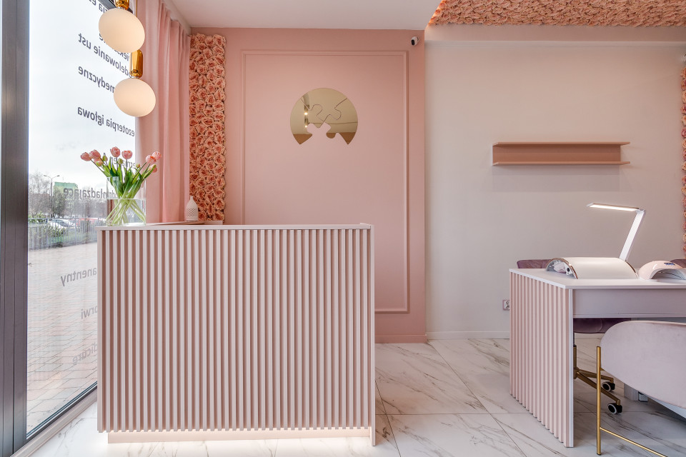 Salon piękności Mesoestetic. Proj. Dorota Pilor-Jakulewicz, Foorma Pracownia Architektury Wnętrz. Fot. Radosław Sobik Bardzo kobiecy punkt na mapie Polski. Zaglądamy do wnętrz salonu piękności w Tychach