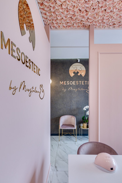 Salon piękności Mesoestetic. Proj. Dorota Pilor-Jakulewicz, Foorma Pracownia Architektury Wnętrz. Fot. Radosław Sobik Bardzo kobiecy punkt na mapie Polski. Zaglądamy do wnętrz salonu piękności w Tychach