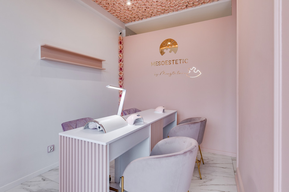 Salon piękności Mesoestetic. Proj. Dorota Pilor-Jakulewicz, Foorma Pracownia Architektury Wnętrz. Fot. Radosław Sobik Bardzo kobiecy punkt na mapie Polski. Zaglądamy do wnętrz salonu piękności w Tychach