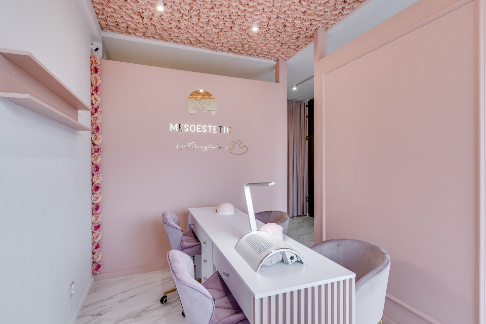 Salon piękności Mesoestetic. Proj. Dorota Pilor-Jakulewicz, Foorma Pracownia Architektury Wnętrz. Fot. Radosław Sobik Bardzo kobiecy punkt na mapie Polski. Zaglądamy do wnętrz salonu piękności w Tychach