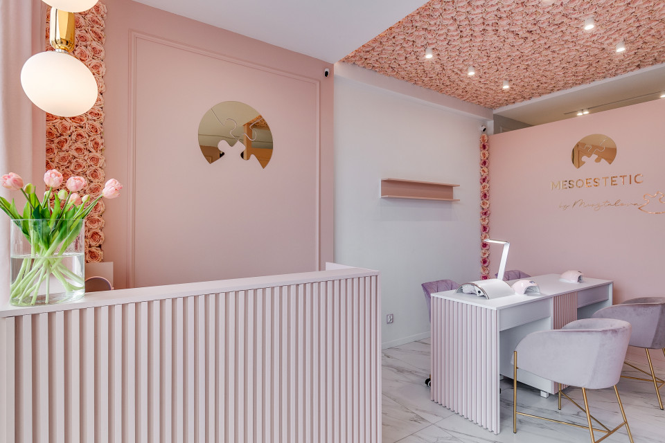 Salon piękności Mesoestetic. Proj. Dorota Pilor-Jakulewicz, Foorma Pracownia Architektury Wnętrz. Fot. Radosław Sobik Bardzo kobiecy punkt na mapie Polski. Zaglądamy do wnętrz salonu piękności w Tychach