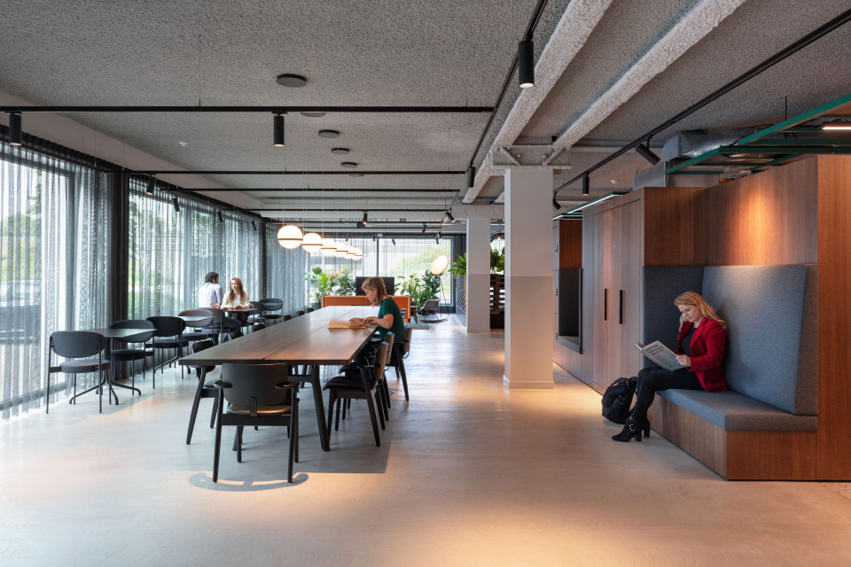 Biuro The Core. Proj. CBRE Design. Fot. Materiały prasowe Nowoczesne biuro w starym garażu. Niezwykły projekt CBRE Design