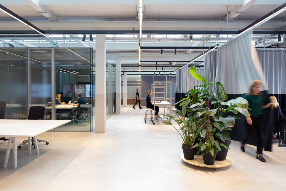 Biuro The Core. Proj. CBRE Design. Fot. Materiały prasowe Nowoczesne biuro w starym garażu. Niezwykły projekt CBRE Design