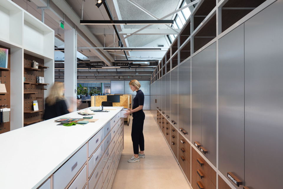 Biuro The Core. Proj. CBRE Design. Fot. Materiały prasowe Nowoczesne biuro w starym garażu. Niezwykły projekt CBRE Design