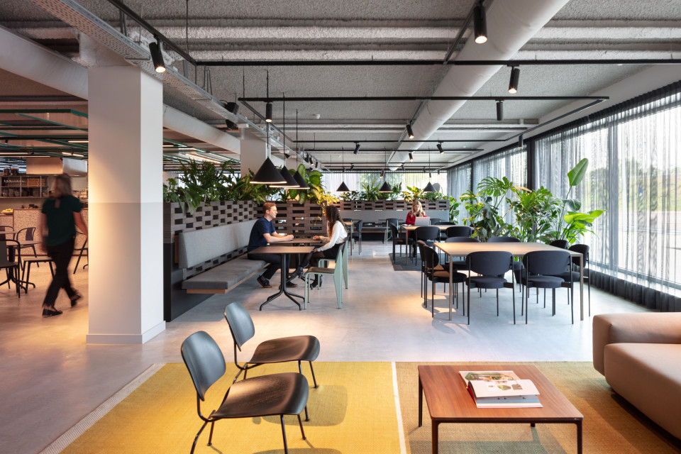 Biuro The Core. Proj. CBRE Design. Fot. Materiały prasowe Nowoczesne biuro w starym garażu. Niezwykły projekt CBRE Design