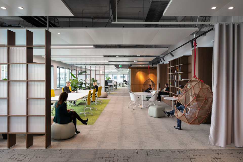 Biuro The Core. Proj. CBRE Design. Fot. Materiały prasowe Nowoczesne biuro w starym garażu. Niezwykły projekt CBRE Design