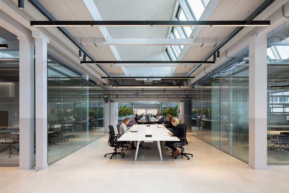 Biuro The Core. Proj. CBRE Design. Fot. Materiały prasowe Nowoczesne biuro w starym garażu. Niezwykły projekt CBRE Design