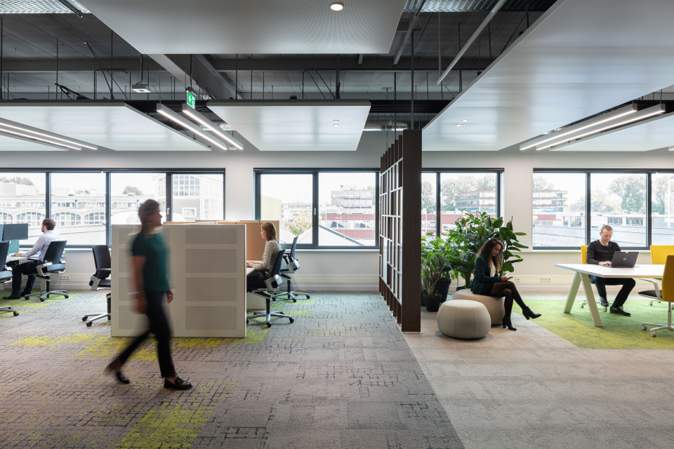 Biuro The Core. Proj. CBRE Design. Fot. Materiały prasowe Nowoczesne biuro w starym garażu. Niezwykły projekt CBRE Design