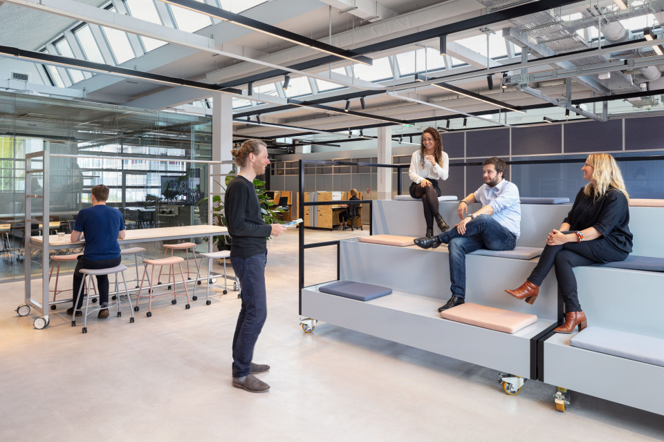 Biuro The Core. Proj. CBRE Design. Fot. Materiały prasowe Nowoczesne biuro w starym garażu. Niezwykły projekt CBRE Design