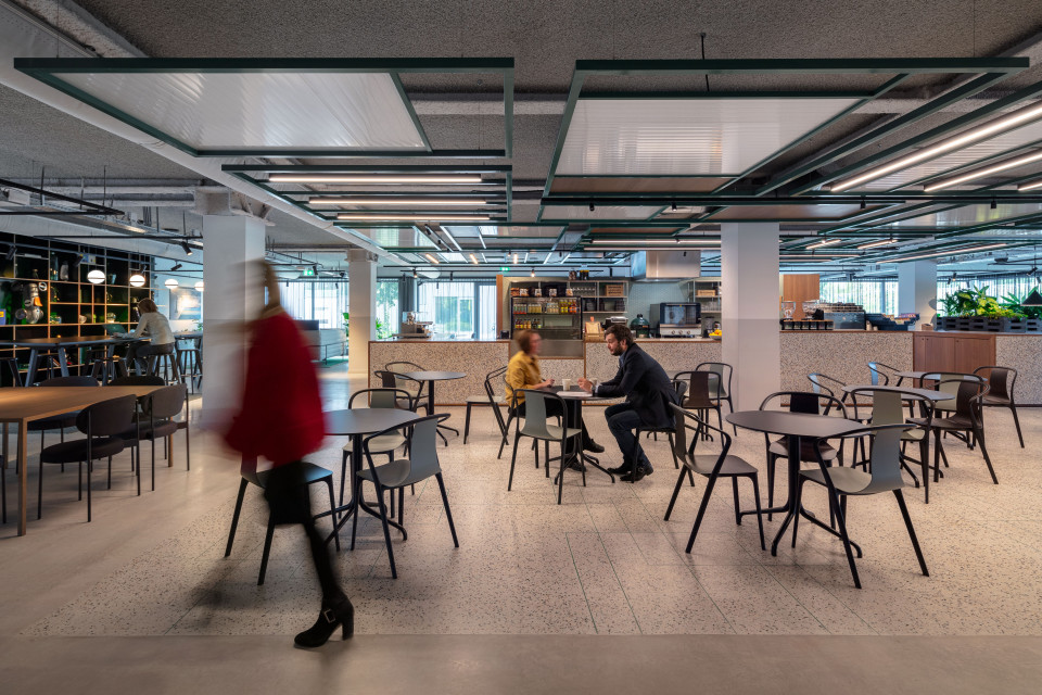 Biuro The Core. Proj. CBRE Design. Fot. Materiały prasowe Nowoczesne biuro w starym garażu. Niezwykły projekt CBRE Design