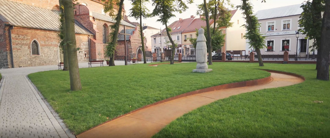 Fot. Materiały Prosto Architekci Najstarszy znak drogowy w Polsce zyskał nowe otoczenie. To projekt Prosto Architekci