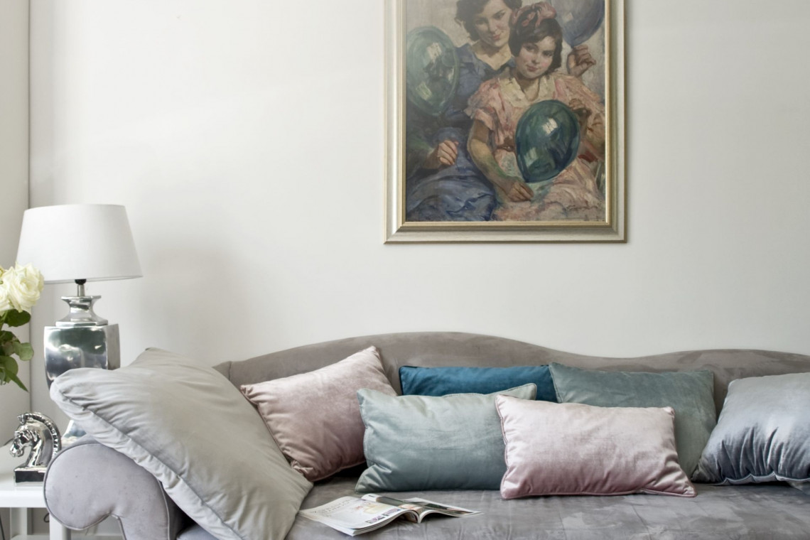 Kobiecy azyl w odcieniach szarości, projekt Miśkiewicz Design, fot. Anna Powałowska Projektantka pochwaliła się jak mieszka. Zaprojektowała wnętrze kobiece i delikatne