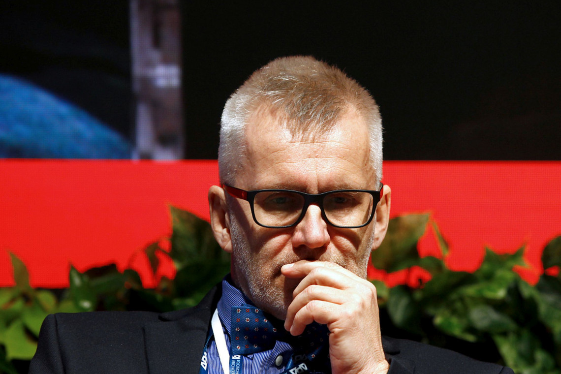 Choć APA Wojciechowski obecnie nie odczuwa jeszcze skutków kryzysu, koronawirus bez wątpienia wpłynie na przyszłość branży architektonicznej. - Jest jeszcze za wcześnie, żeby przewidzieć szczegóły, ale na pewno będzie duże zamieszanie. Ucierpi branża turystyczna, hotelarska czy centra handlowe, nie wiemy jak to się przełoży na architekturę. Może być tak, że będzie to długi dół, a może być tak, że szybko się odbijemy - tłumaczy Szymon Wojciechowski, prezes zarządu APA Wojciechowski, fot. PTWP Szymon Wojciechowski o tym, jak pracują architekci w czasie pandemii oraz jak rząd może wesprzeć tę branżę