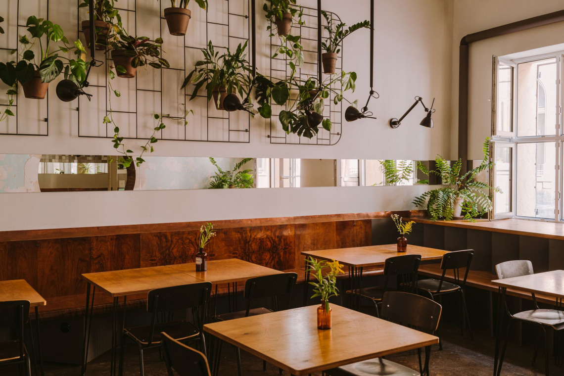 Bistro Massolit Cooks znajduje się w sercu krakowskiego Kazimierza. Barbara Nawrocka i Dominika Wilczyńska z pracowni Miastopracownia postanowiły nie zrywać zupełnie z typowo kazimierską stylistyką, ale wykorzystując znajome elementy i materiały, nawiązać do tradycji, czerpać z idei recyklingu i stworzyć atrakcyjne i nowoczesne miejsce spotkań, fot. Pion Studio Krakowskie bistro i kreatywny recykling. Ten projekt pozytywnie zaskakuje!