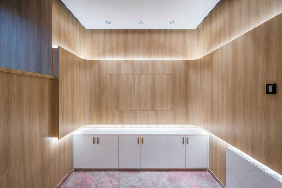 Placówka detaliczna Alior Banku. Projekt: Robert Majkut Design. Wykładziny: Ege Carpets, dystrybutor Carpet Studio, fot. Nate Cook Alior Bank z nowym formatem oddziału projektu Roberta Majkuta
