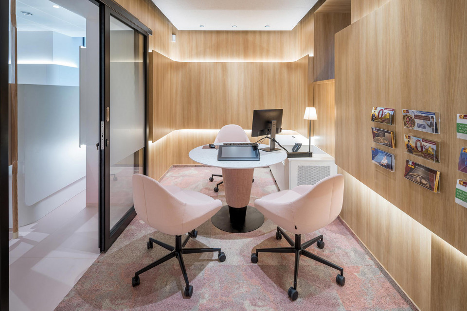 Placówka detaliczna Alior Banku. Projekt: Robert Majkut Design. Wykładziny: Ege Carpets, dystrybutor Carpet Studio, fot. Nate Cook Alior Bank z nowym formatem oddziału projektu Roberta Majkuta