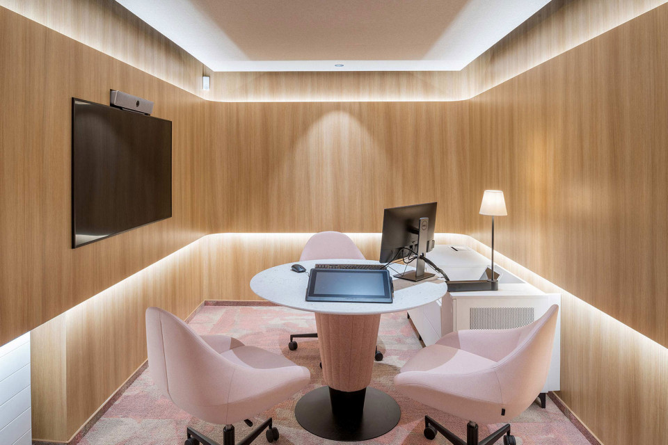 Placówka detaliczna Alior Banku. Projekt: Robert Majkut Design. Wykładziny: Ege Carpets, dystrybutor Carpet Studio, fot. Nate Cook Alior Bank z nowym formatem oddziału projektu Roberta Majkuta