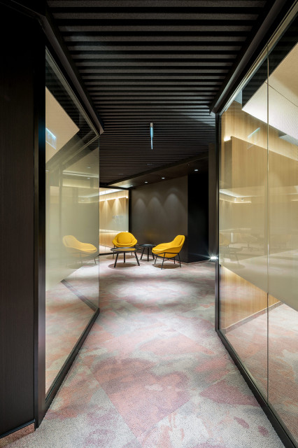 Placówka detaliczna Alior Banku. Projekt: Robert Majkut Design. Wykładziny: Ege Carpets, dystrybutor Carpet Studio, fot. Nate Cook Alior Bank z nowym formatem oddziału projektu Roberta Majkuta
