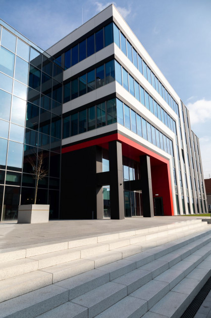 Firma Techland zainwestowała w nową siedzibę we Wrocławiu. Polski producent ma teraz nowoczesną, imponującą przestrzeń do pracy inspirowaną m.in. Doliną Krzemową. Są tu pokoje do drzemek i gier, ale też własna kantyna, prowadzoną przez Top Chefa Katarzynę Daniłowicz, siłownia, a nawet barber, fot. Kuźniar Media Projektowanie gier to ich specjalność. Polski producent pochwalił się nowym biurem