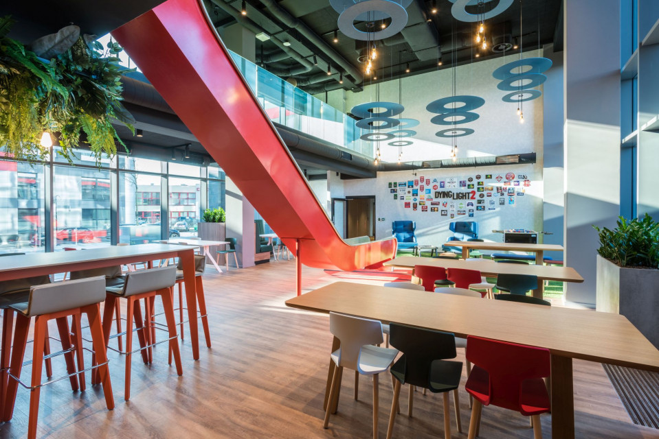 Firma Techland zainwestowała w nową siedzibę we Wrocławiu. Polski producent ma teraz nowoczesną, imponującą przestrzeń do pracy inspirowaną m.in. Doliną Krzemową. Są tu pokoje do drzemek i gier, ale też własna kantyna, prowadzoną przez Top Chefa Katarzynę Daniłowicz, siłownia, a nawet barber, fot. Kuźniar Media Projektowanie gier to ich specjalność. Polski producent pochwalił się nowym biurem