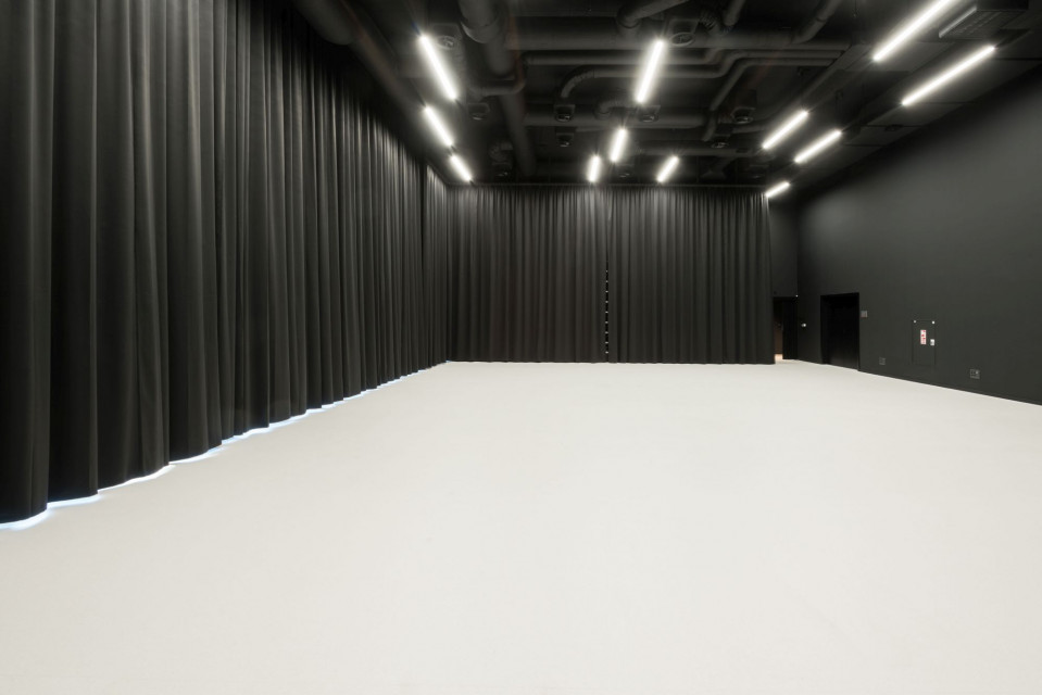 Firma Techland zainwestowała w nową siedzibę we Wrocławiu. Polski producent ma teraz nowoczesną, imponującą przestrzeń do pracy inspirowaną m.in. Doliną Krzemową. Są tu pokoje do drzemek i gier, ale też własna kantyna, prowadzoną przez Top Chefa Katarzynę Daniłowicz, siłownia, a nawet barber, fot. Kuźniar Media Projektowanie gier to ich specjalność. Polski producent pochwalił się nowym biurem