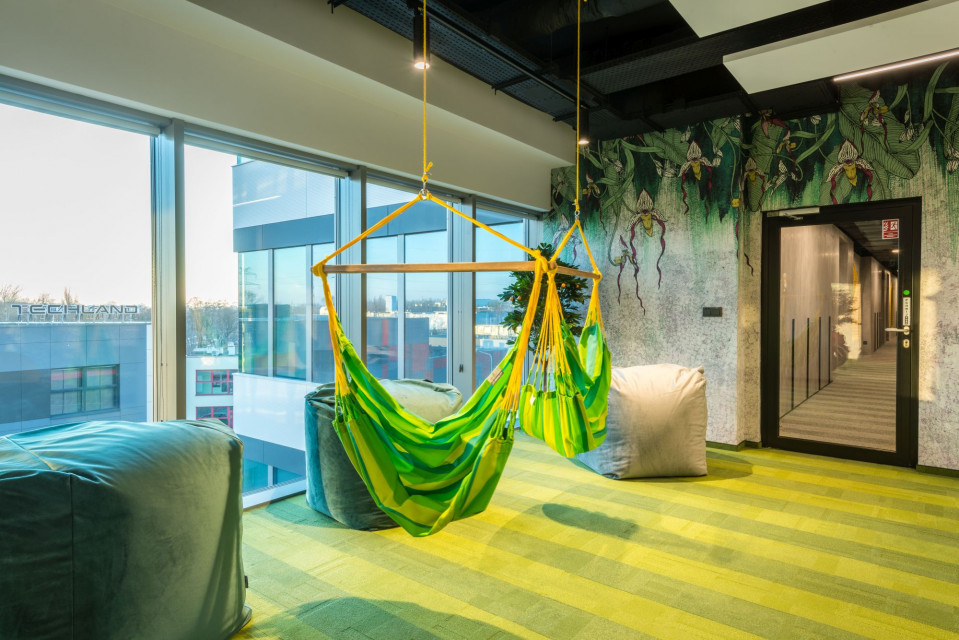 Firma Techland zainwestowała w nową siedzibę we Wrocławiu. Polski producent ma teraz nowoczesną, imponującą przestrzeń do pracy inspirowaną m.in. Doliną Krzemową. Są tu pokoje do drzemek i gier, ale też własna kantyna, prowadzoną przez Top Chefa Katarzynę Daniłowicz, siłownia, a nawet barber, fot. Kuźniar Media Projektowanie gier to ich specjalność. Polski producent pochwalił się nowym biurem