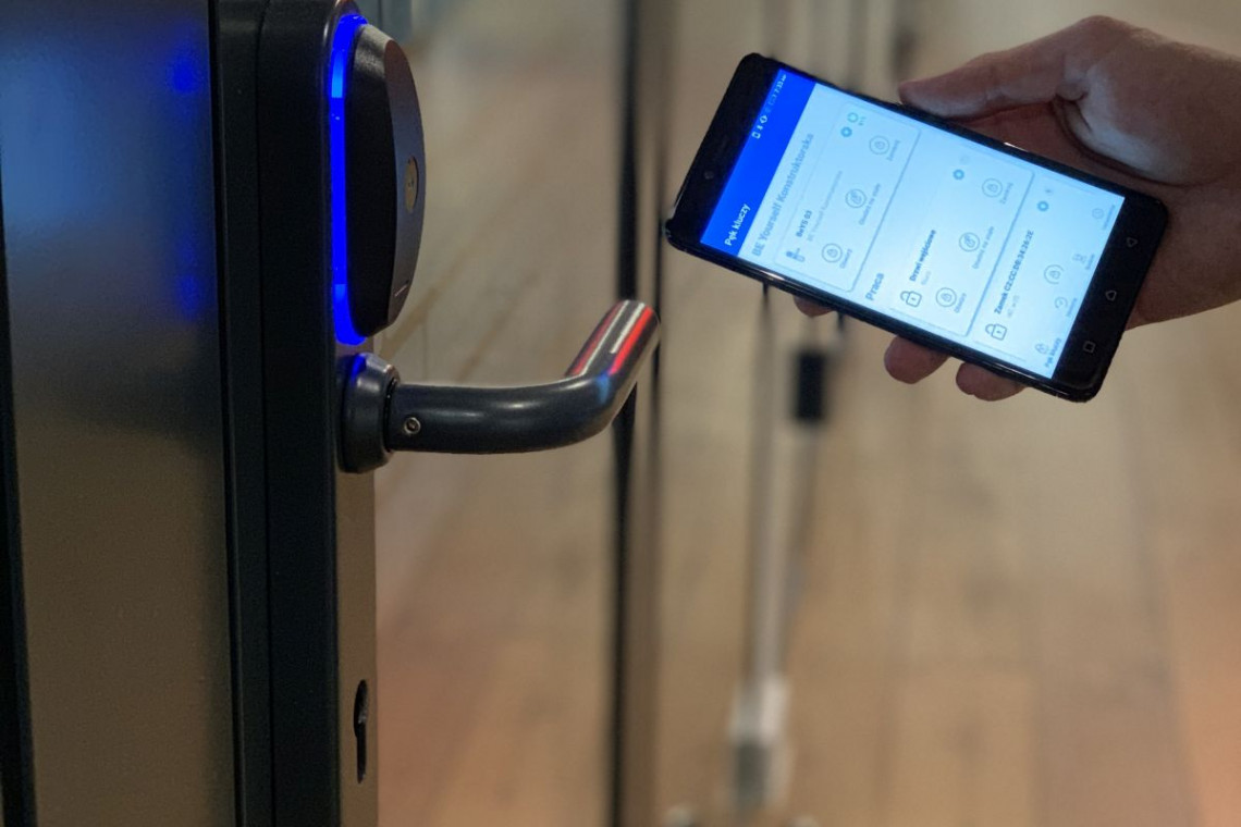 Start-up Blue Bolt pojawił się w Brain Embassy w Warszawie przy Alejach Jerozolimskich. Dzięki wsparciu firmy Adgar uzyskał także dostęp do przestrzeni oraz członków społeczności co-workingowej, którzy przystąpili do procedury proof of concept, testując aplikację i realnie wspierając jej rozwój, fot. mat. prasowe Blue Bolt dla Adgar. Jako pierwsi drzwi telefonem otworzą użytkownicy Brain Embassy w Warszawie
