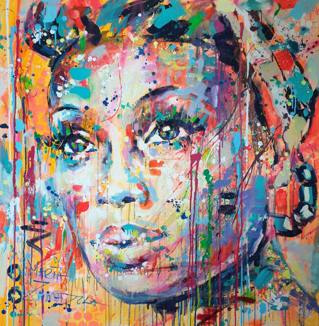 Obraz „Her Face” (100x100 cm, techniki mieszane na płótnie, 2018) to portret młodej kobiety, stworzony z wykorzystaniem fluorescencyjnych barw i trwałych farb, który zostanie wyeksponowany w nowym biurze globalnego centrum usług Standard Chartered w Warszawie, w budynku The Warsaw Hub, fot. mat. prasowe Prace polskiej artystki wzbogacą globalną kolekcję sztuki banku Standard Chartered