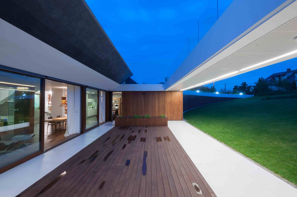 Edge House. Proj. Mobius Architekci. Fot. Paweł Ulatowski Mobius Architekci przekuli skazę terenu w cechę wyróżniającą projekt
