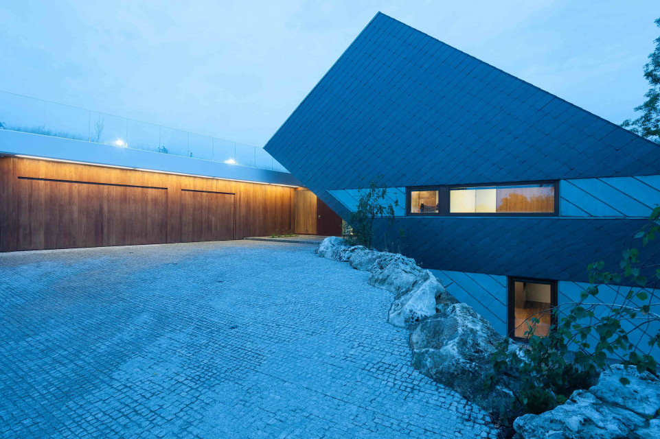 Edge House. Proj. Mobius Architekci. Fot. Paweł Ulatowski Mobius Architekci przekuli skazę terenu w cechę wyróżniającą projekt