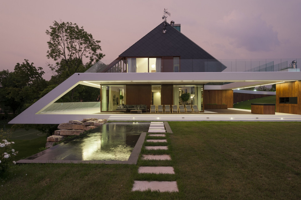 Edge House. Proj. Mobius Architekci. Fot. Paweł Ulatowski Mobius Architekci przekuli skazę terenu w cechę wyróżniającą projekt