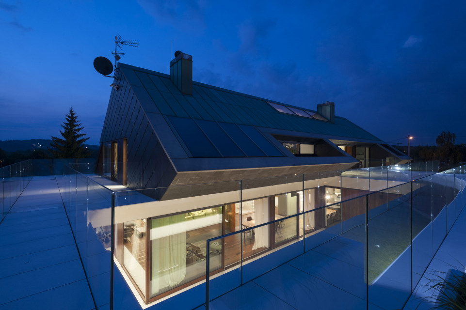 Edge House. Proj. Mobius Architekci. Fot. Paweł Ulatowski Mobius Architekci przekuli skazę terenu w cechę wyróżniającą projekt