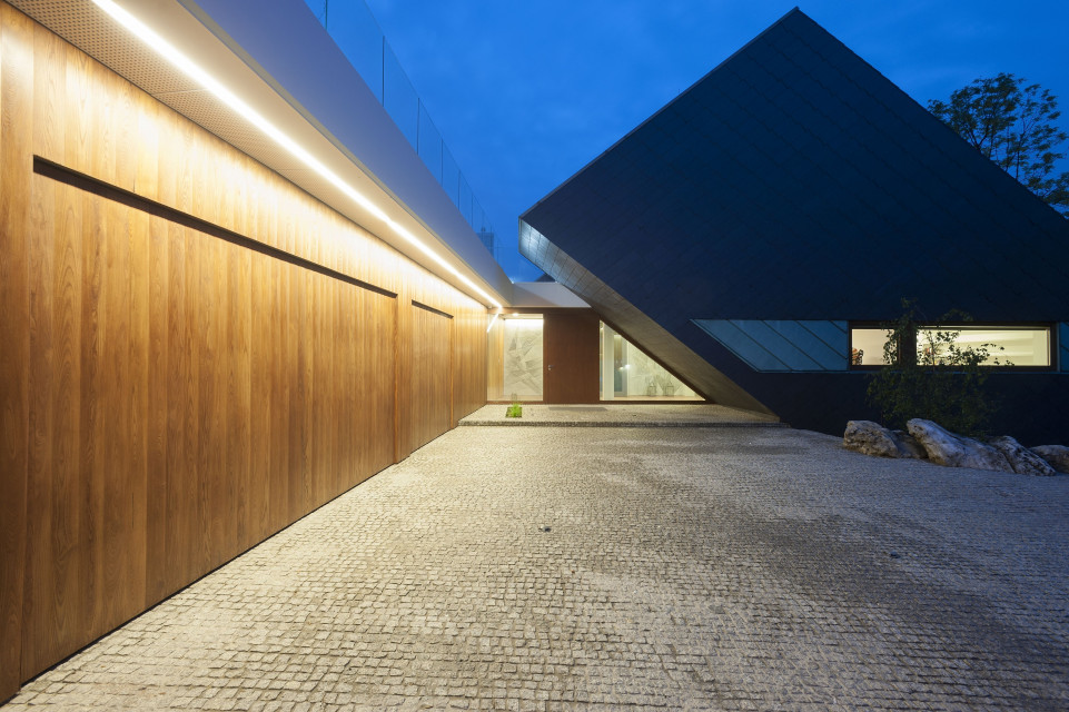 Edge House. Proj. Mobius Architekci. Fot. Paweł Ulatowski Mobius Architekci przekuli skazę terenu w cechę wyróżniającą projekt