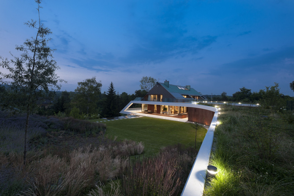 Edge House. Proj. Mobius Architekci. Fot. Paweł Ulatowski Mobius Architekci przekuli skazę terenu w cechę wyróżniającą projekt