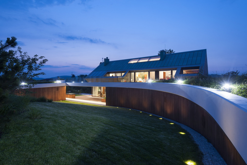 Edge House. Proj. Mobius Architekci. Fot. Paweł Ulatowski Mobius Architekci przekuli skazę terenu w cechę wyróżniającą projekt