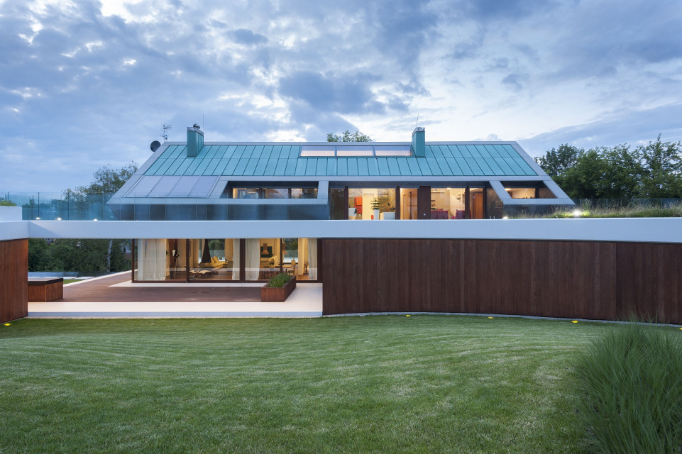 Edge House. Proj. Mobius Architekci. Fot. Paweł Ulatowski Mobius Architekci przekuli skazę terenu w cechę wyróżniającą projekt